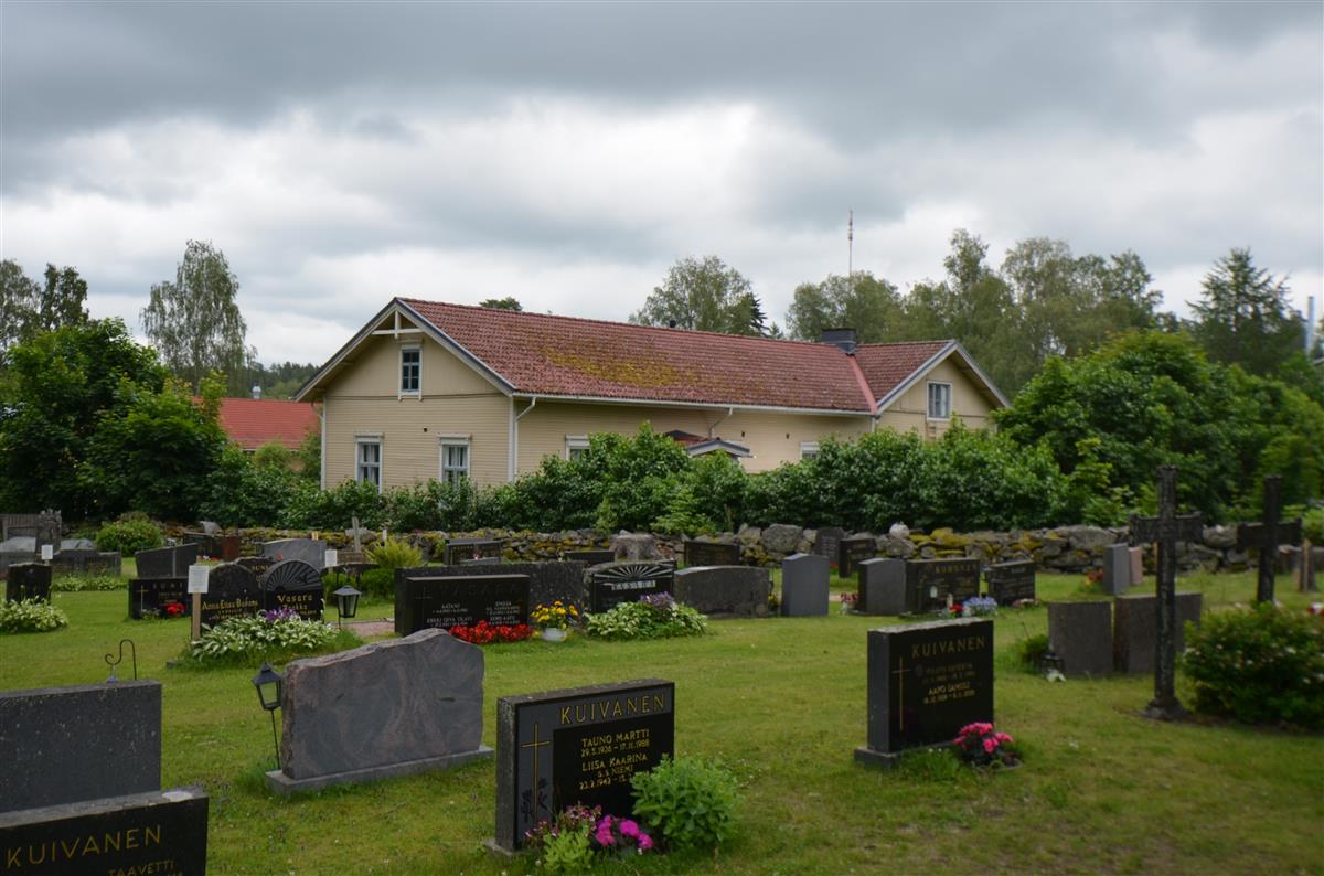 Savitaipaleen pitäjäntupa vanhalta hautausmaalta, lännestä päin kuvattuna.&nbsp;(Päivi Makkonen&nbsp;2025)