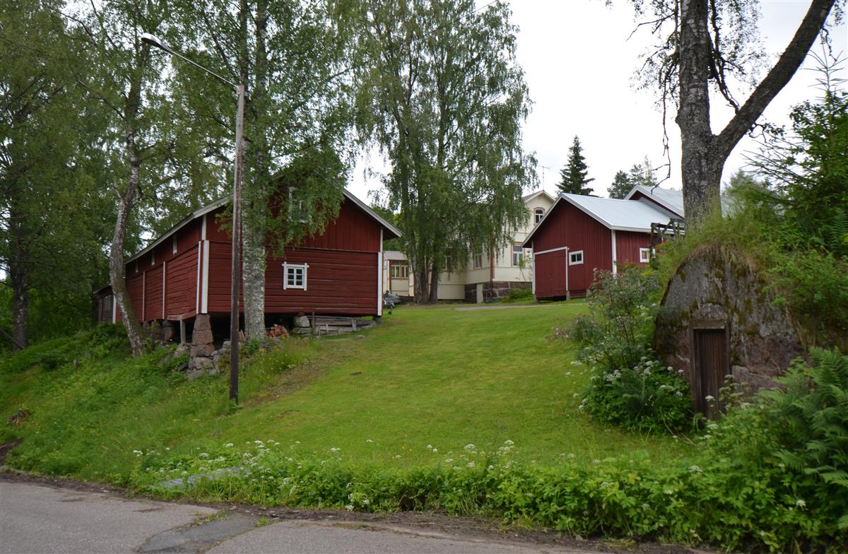 Koivurinteen tilan pihapiiriä Kaijanlahdentieltä, luoteesta päin kuvattuna. Vasemmalla makasiinirakennus, keskellä vaalea asuinrakennus.&nbsp;(Päivi Makkonen&nbsp;2025)