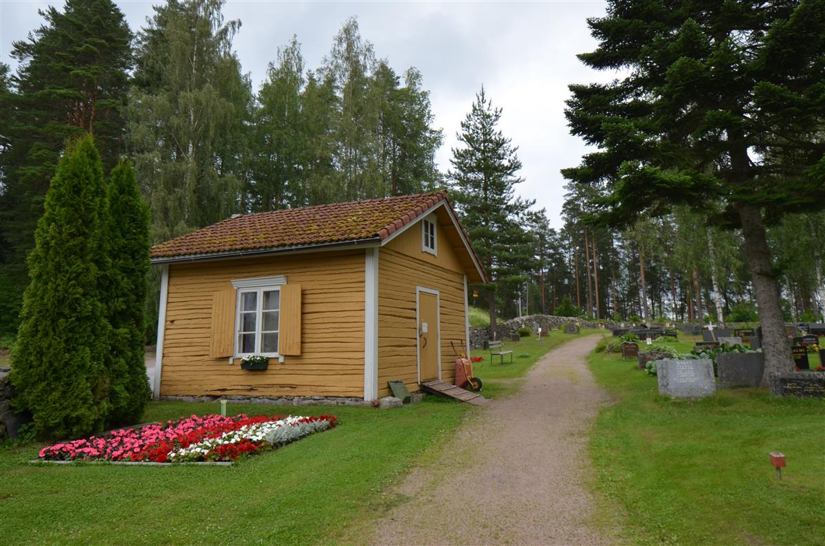 Hautausmaan leikkuuhuone hautausmaan käytävältä, lounaasta päin kuvattuna.&nbsp;(Päivi Makkonen&nbsp;2025)