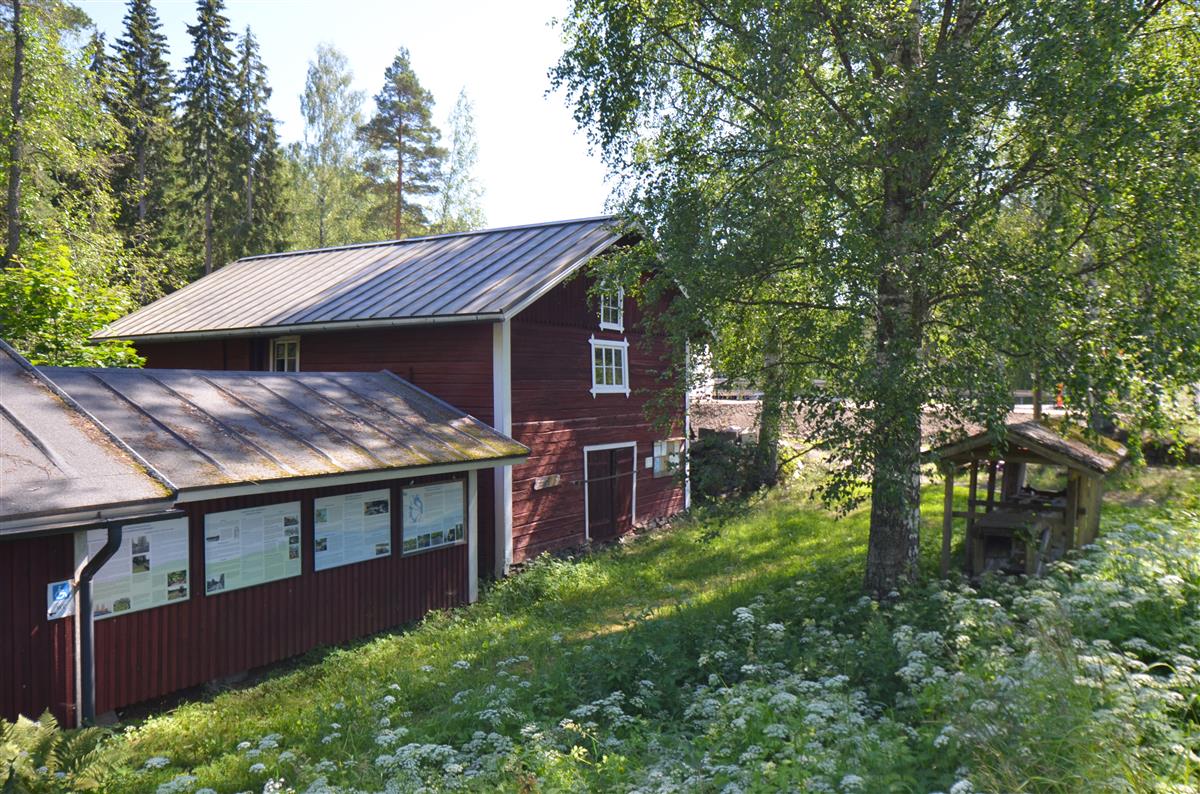Kärnäkosken mylly louteesta päin kuvattuna. Vasemmalla myllyn ja sahan välinen rakennus.&nbsp;(Päivi Makkonen&nbsp;2025)