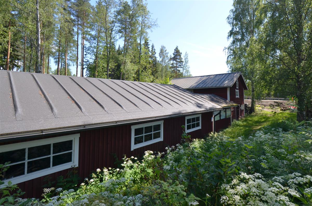 Kärnäkosken saha etualalla, pohjoisesta päin kuvattuna. Taempana Kärnäkosken vesimylly ja Partakoskentie.&nbsp;(Päivi Makkonen&nbsp;2025)