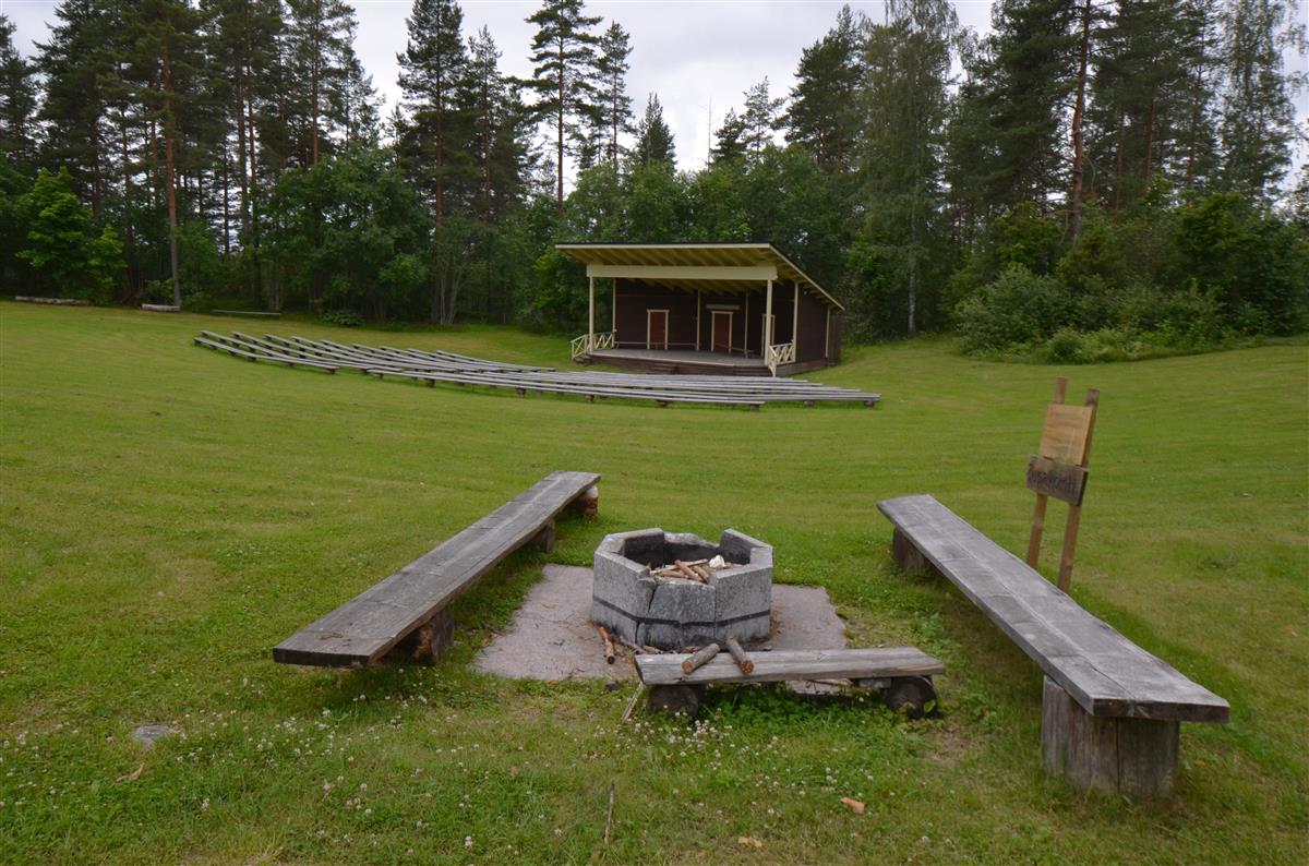 Hakamäen museoalueen esiintymislava katsomoineen koillisesta päin kuvattuna. [Kohteen rakennukseen liitetty kuva]&nbsp;(Päivi Makkonen&nbsp;2025)