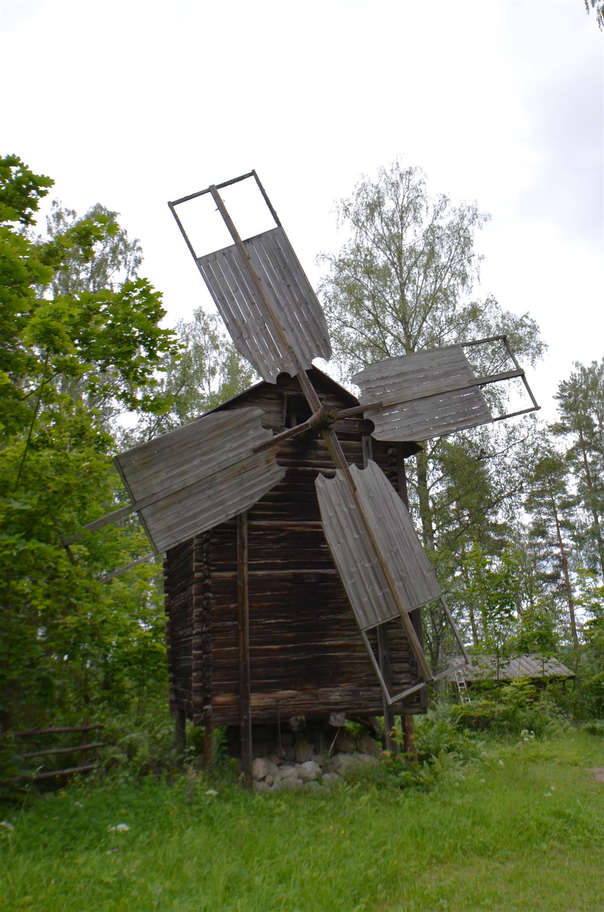 Hakamäen museoalueen tuulimylly lounaasta päin kuvattuna. [Kohteen rakennukseen liitetty kuva]&nbsp;(Päivi Makkonen&nbsp;2025)