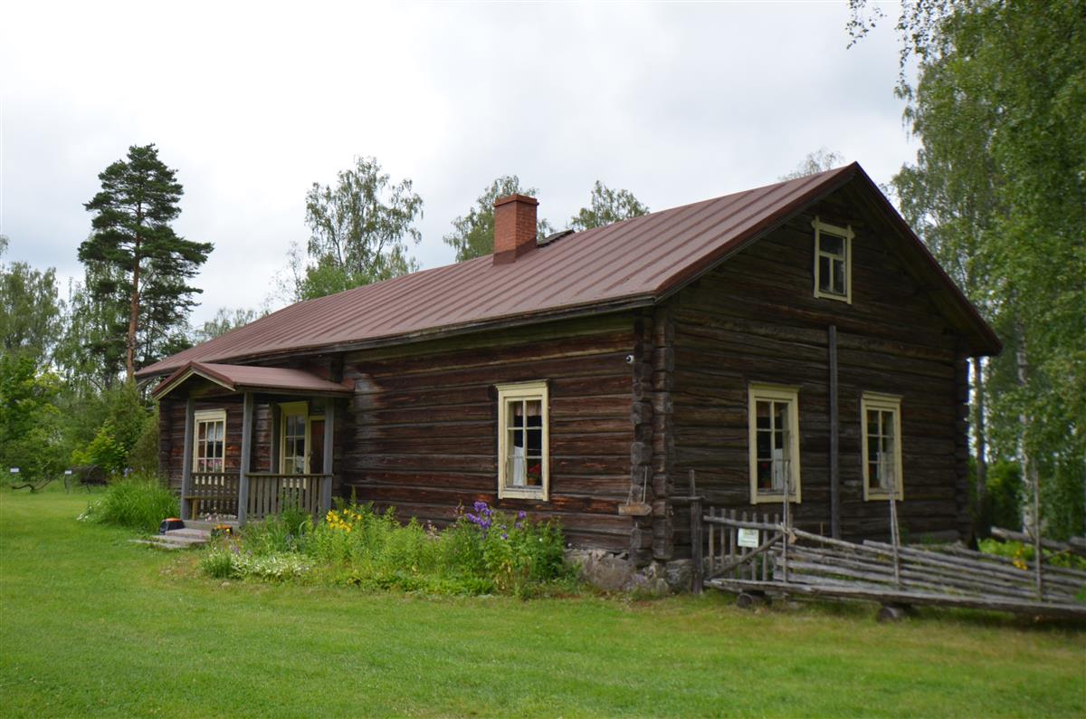 Hakamäen museoalueen päärakennus lounaasta päin kuvattuna. [Kohteen rakennukseen liitetty kuva]&nbsp;(Päivi Makkonen&nbsp;2025)