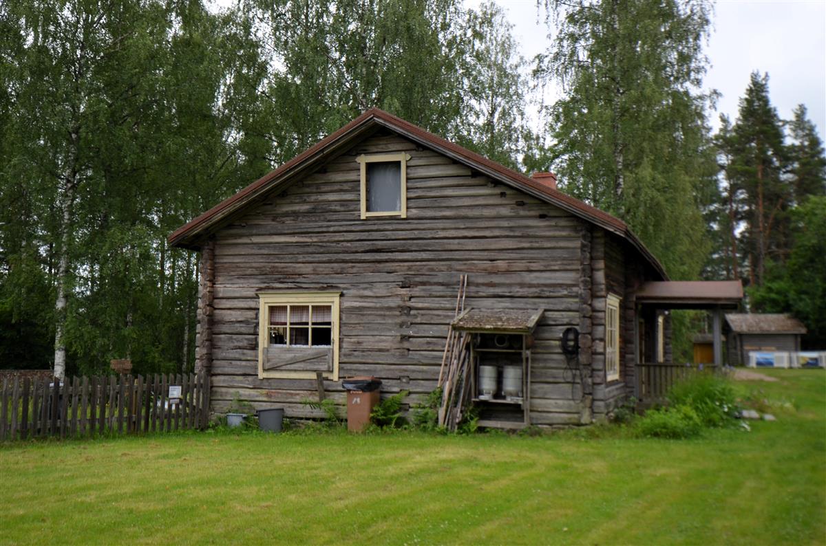Hakamäen museoalueen päärakennus luoteesta päin kuvattuna. [Kohteen rakennukseen liitetty kuva]&nbsp;(Päivi Makkonen&nbsp;2025)