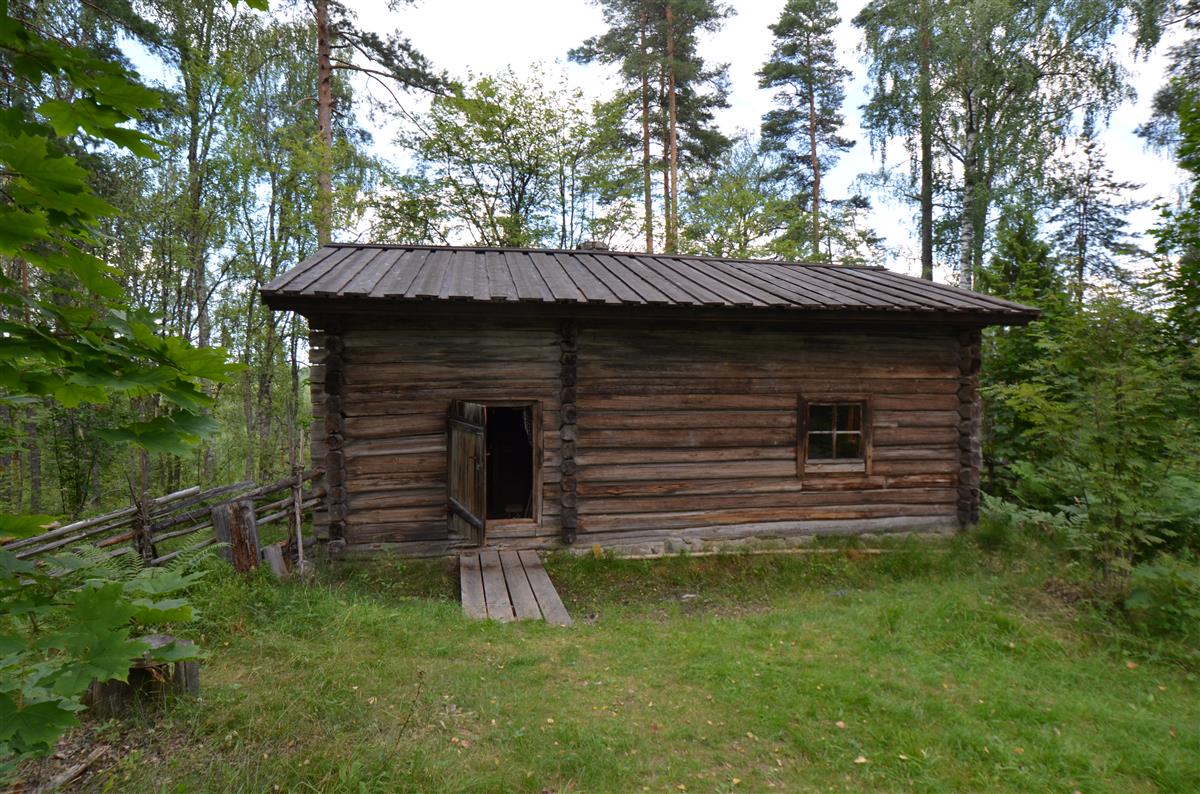 Hakamäen museoalueen ruotusotamiehen torppa lounaasta päin kuvattuna. [Kohteen rakennukseen liitetty kuva]&nbsp;(Päivi Makkonen&nbsp;2025)