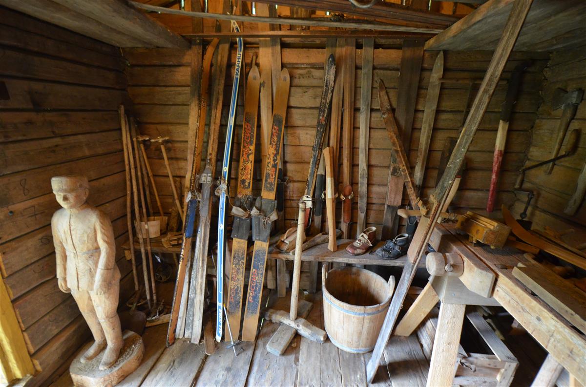 Näkymä Hakamäen toisen pariaitan sisätiloihin. [Kohteen rakennukseen liitetty kuva]&nbsp;(Päivi Makkonen&nbsp;2025)