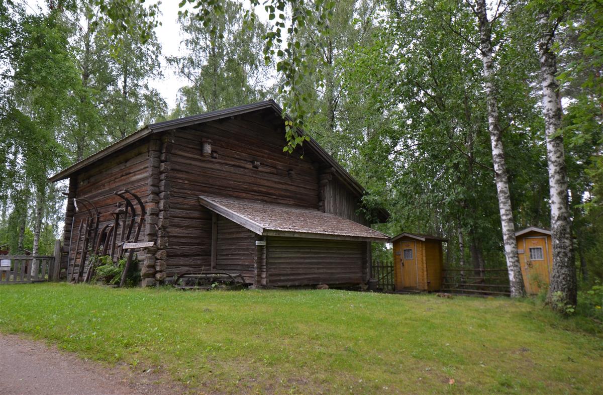 Hakamäen museoalueen riihi lounaasta päin kuvattuna. Oikealla yleisö-wc:t. [Kohteen rakennukseen liitetty kuva]&nbsp;(Päivi Makkonen&nbsp;2025)