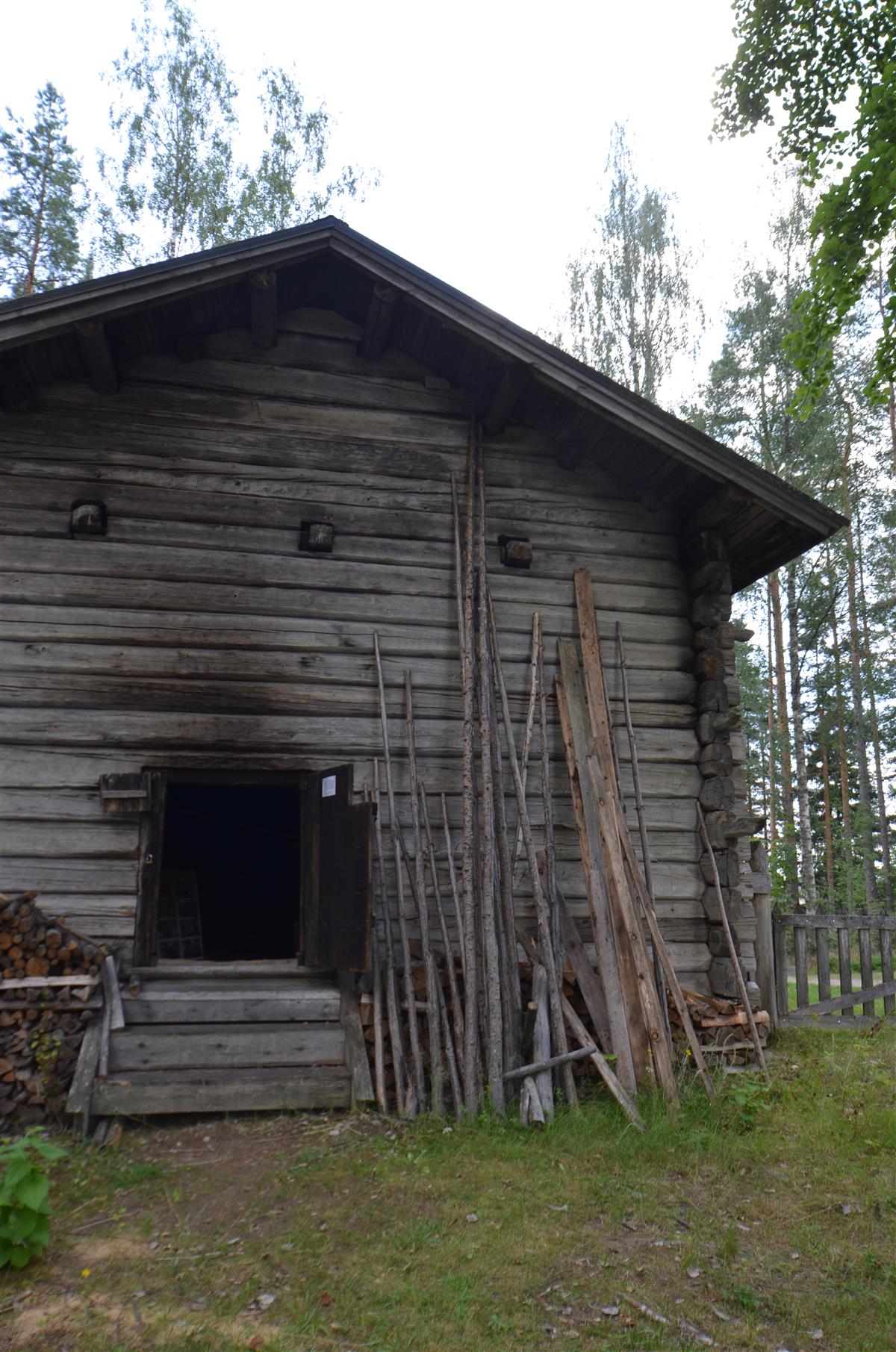 Hakamäen museoalueen riihen sisäänkäynti pohjoisesta päin kuvattuna. [Kohteen rakennukseen liitetty kuva]&nbsp;(Päivi Makkonen&nbsp;2025)