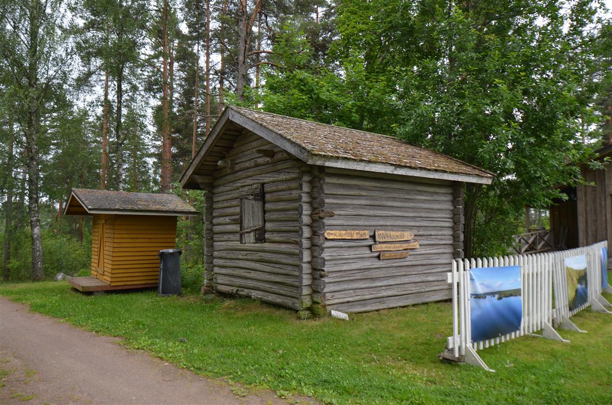 Hakamäen museoalueen aitta pohjoisesta päin kuvattuna. [Kohteen rakennukseen liitetty kuva]&nbsp;(Päivi Makkonen&nbsp;2025)
