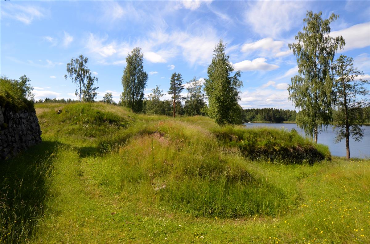 Kärnäkosken linnoituksen Saimaaseen rajoittuvaa pohjoisosaa kaakosta päin kuvattuna.&nbsp;(Päivi Makkonen&nbsp;2025)