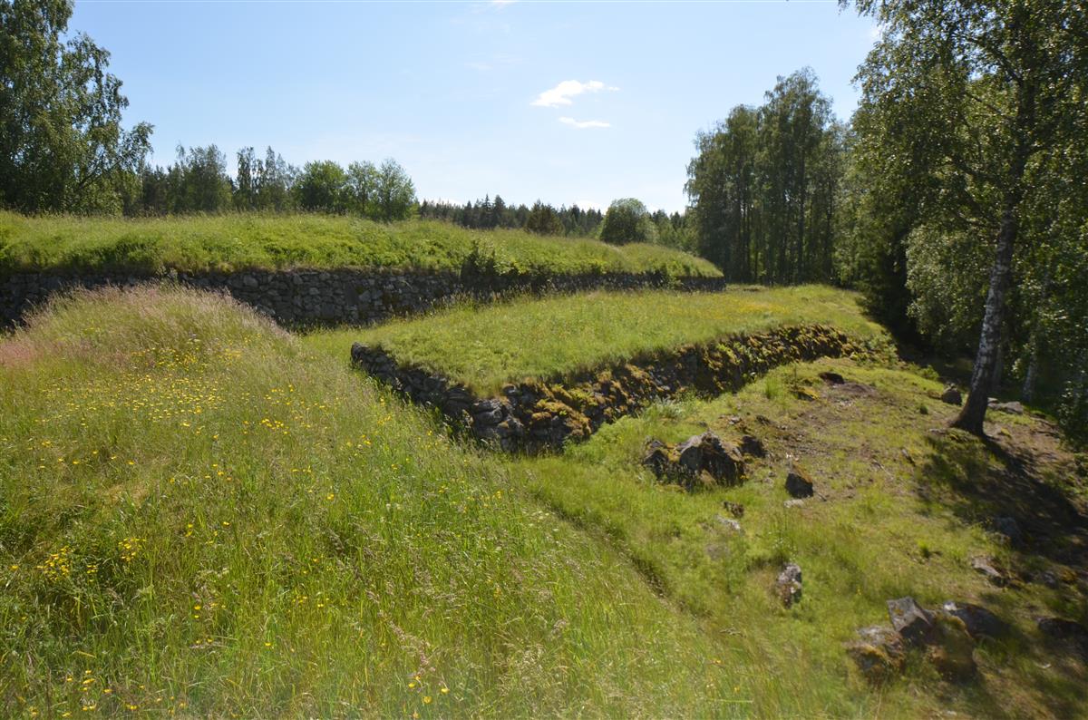Näkymä Kärnäkosken linnoituksen läntisen raveliinin luota kohti lounasta.&nbsp;(Päivi Makkonen&nbsp;2025)