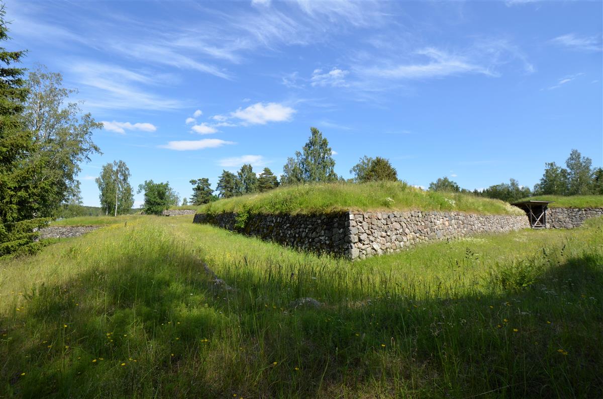 Kärnäkosken linnoituksen lounaisin puolibastioni lounaasta päin kuvattuna.&nbsp;(Päivi Makkonen&nbsp;2025)