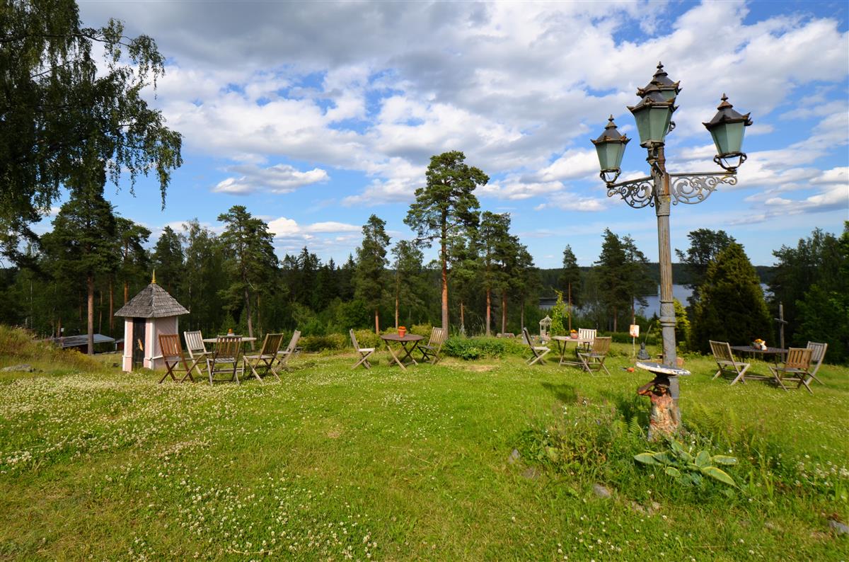 Ruhtinaan majan itäpuolista puutarhaa lounaasta päin kuvattuna.&nbsp;(Päivi Makkonen&nbsp;2025)