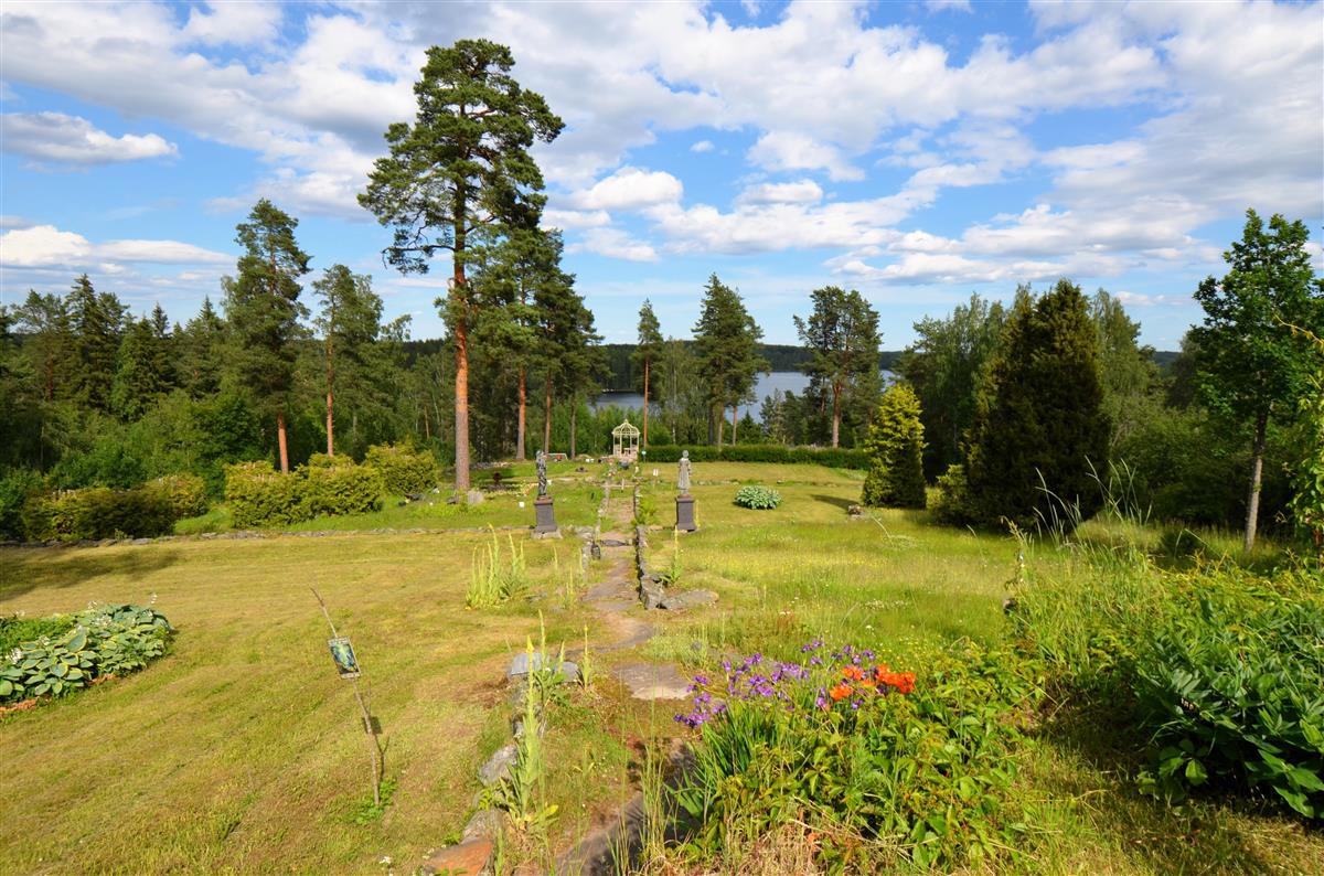 Ruhtinaan majan muotopuutarha Saimaa-näkymin lännestä päin kuvattuna.&nbsp;(Päivi Makkonen&nbsp;2025)