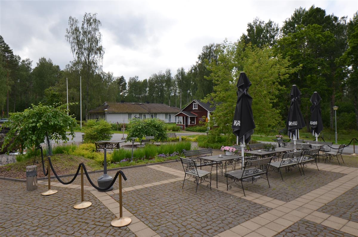 Näkymä kartanon etupihalta lounaan suuntaan kohti Olkkolan hovin Europaeus-museota. Taustalla hotellirakennus.&nbsp;(Päivi Makkonen&nbsp;2025)