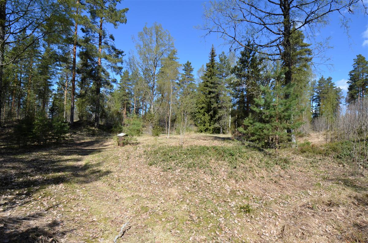 Järvitaipaleen linnoituksen sisäpiha ja alueen opastaulu etelästä päin kuvattuna.&nbsp;(Päivi Makkonen&nbsp;2026)