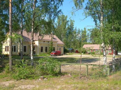 Rehulan koulun pihapiiri&nbsp;(Miikka Kurri&nbsp;11.7.2011)