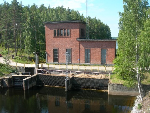 Vehkataipaleen pumppuasema ja patorakenteet sillalta kuvattuna.&nbsp;(Miikka Kurri&nbsp;11.7.2011)