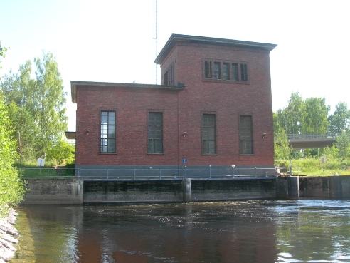 Pumppuasema Pien-Saimaaseen johtavan Kanavan suunnasta kuvattuna.&nbsp;(Miikka Kurri&nbsp;11.7.2011)