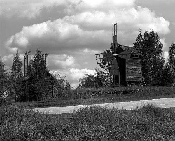 Tuulimylly ja kuivaamo.&nbsp;(Arto Hämäläinen&nbsp;1987)