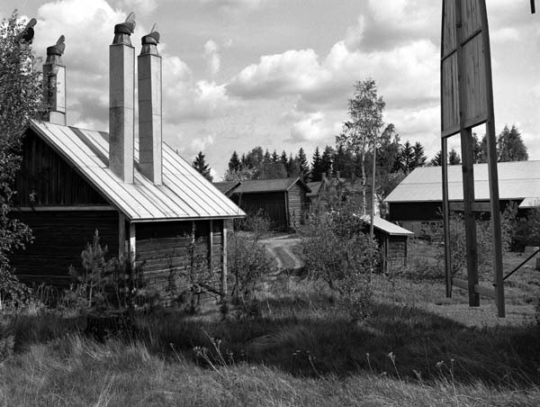 Pihapiiriä tuulimyllyn suunnasta.&nbsp;(Arto Hämäläinen&nbsp;1987)