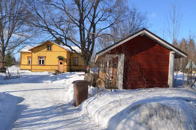 Päärakennus ja aittarivi tieltä, idästä kuvattuna.&nbsp;(Miikka Kurri&nbsp;21.3.2013)