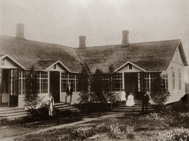 Kuva rakennuksesta ennen sotia, jossa näkyy Lappeenrantaan kaupparakennukseksi siirretty siipiosa ja kuistit.&nbsp;(&nbsp;1920-30-luku?)