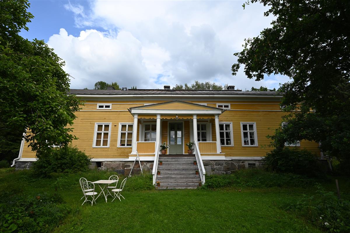 Kirkkoherran pappilan päärakennus lännestä päin kuvattuna.&nbsp;(Päivi Makkonen&nbsp;2025)
