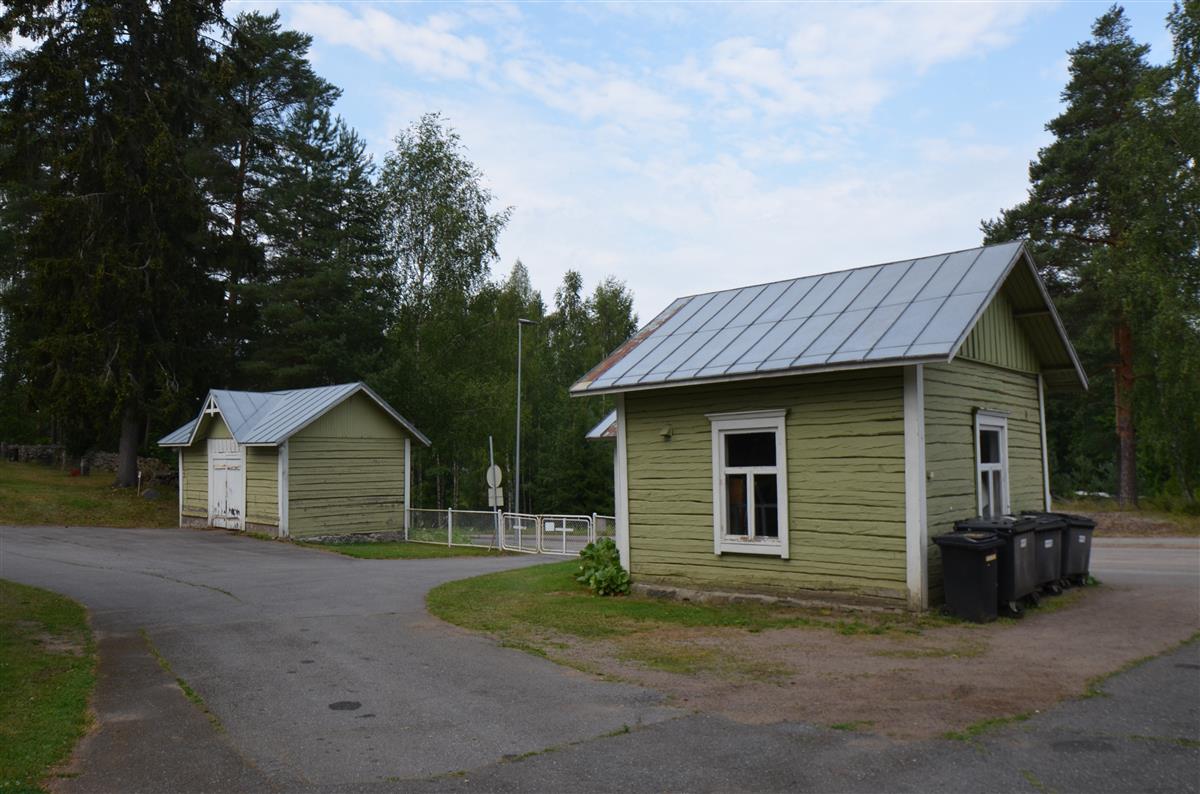 Taipalsaaren hautausmaan leikkuumökit idästä päin kuvattuna.&nbsp;(Päivi Makkonen&nbsp;2025)
