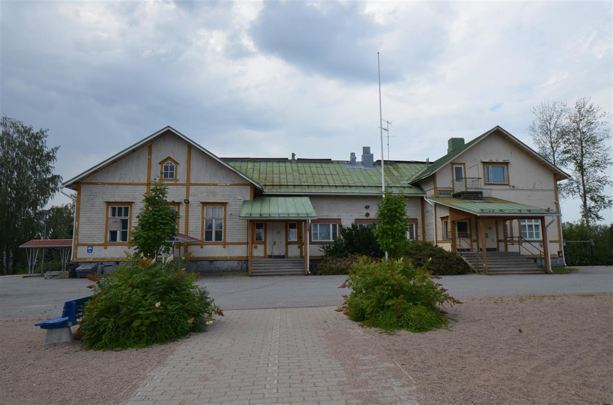 Kirkonkylän kansakoulu koillisesta päin kuvattuna.&nbsp;(Päivi Makkonen&nbsp;2025)