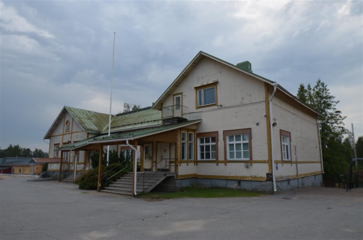 Kirkonkylän kansakoulu pohjoisesta päin kuvattuna.&nbsp;(Päivi Makkonen&nbsp;2025)
