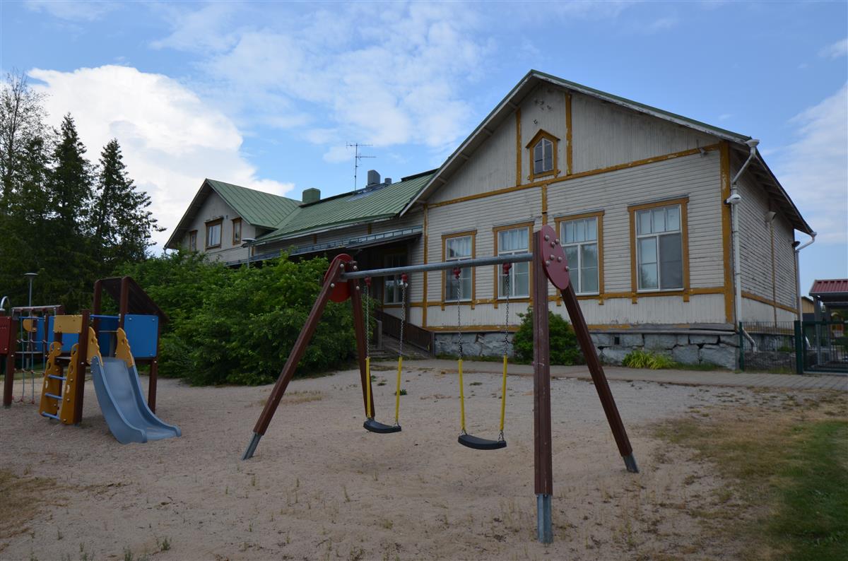 Kirkonkylän kansakoulun takapiha etelästä päin kuvattuna.&nbsp;(Päivi Makkonen&nbsp;2025)