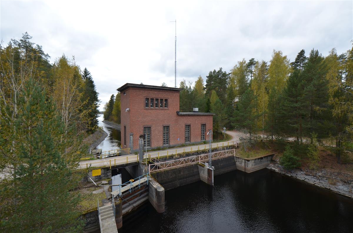 Vehkataipaleen pumppuaseman ympäristöä Vehkataipaleen sillalta, idästä päin kuvattuna.&nbsp;(Päivi Makkonen&nbsp;2025)