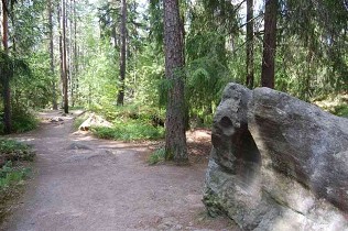 Kuva: Muinaisuomanpuistoa.&nbsp;(Sinikka Myyrä&nbsp;7.7.2011)