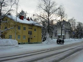 Kuva: Raution ent. terveysasema 50-luvulta, taempana funkiskoulu.&nbsp;(Miikka Kurri&nbsp;12.2.2010)