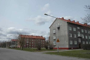 Kuva: Lentäjäntie 10-14, etualalla nro 14.&nbsp;(Minna Pesu&nbsp;3.5.2005)