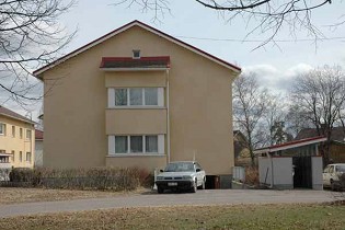 Kuva: Lentäjäntie 11, pihan roskakatos lapekattoinen, kate tiiltä? Samanlainen katos muissakin pihoissa.&nbsp;(Minna Pesu&nbsp;3.5.2005)