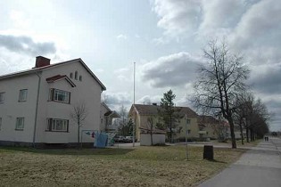 Kuva: Etualalla Suonionkadun suuntainen Lentäjäntie 15, taustalla Lentäjäntie.&nbsp;(Minna Pesu&nbsp;3.5.2005)