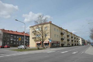 Kuva: Suonionkatu 23, taustalla Suonionkatu ja vasemmalla Lentäjäntie 14.&nbsp;(Minna Pesu&nbsp;3.5.2005)