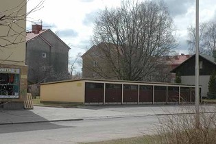 Kuva: Suonionkatu 23:n Ratsukadun suuntainen autotalli.&nbsp;(Minna Pesu&nbsp;3.5.2005)