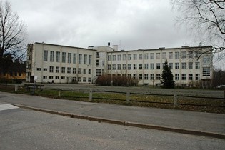 Kuva: Armilan yläaste idästä/lounaasta kuvattuna.&nbsp;10.5.2005)