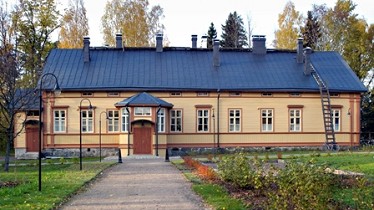 Kuva: Pappilan päärakennus etelästä.&nbsp;(Seppo Pelkonen&nbsp;syyskuu 2005)