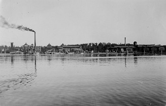 Kuva: Kaukaan lankarulla- ja vaneritehdas vuonna 1934 Saimaalta kuvattuna&nbsp;1934)