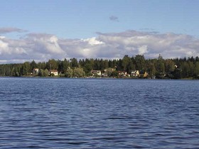 Kuva: Myllyniemen tiivis asuinalue vesistöltä katsottuna.&nbsp;(Pöyry Environment oy/Matti Veijovuori&nbsp;2007)