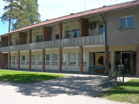 Kuva: Terveyskeskuksen sisäänkäynnin puolella rakennus on kaksikerroksinen.&nbsp;(Miikka Kurri&nbsp;31.5.2011)