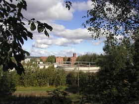 Kuva: Näkymä Kaukaan tehdasalueen vanhaan osaan. Taustalla ent. rullatehdas.&nbsp;(Pöyry Environment Oy/Matti Veijovuori&nbsp;2007)