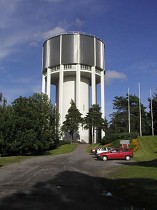 Kuva: Vesitorni, suunnittelija arkkitehti Reino Ahjopalo. Nykyinen rakennus on vuodelta 1956. Sen sisällä on Martti Välikankaan suunnittelema vanha vesitorni 1920-luvulta.&nbsp;(Pöyry Environment/Matti Veijovuori&nbsp;2007)