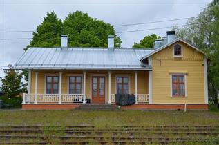 Kuva: Julkisivu itään järvelle päin.&nbsp;(Katri Nousiainen&nbsp;23.6.2015)