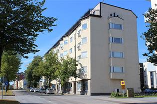 Kuva: Liike- ja asuinrakennus kuvattuna Valtakadulta.&nbsp;(Laura Vikman, Ramboll&nbsp;28.8.2019)